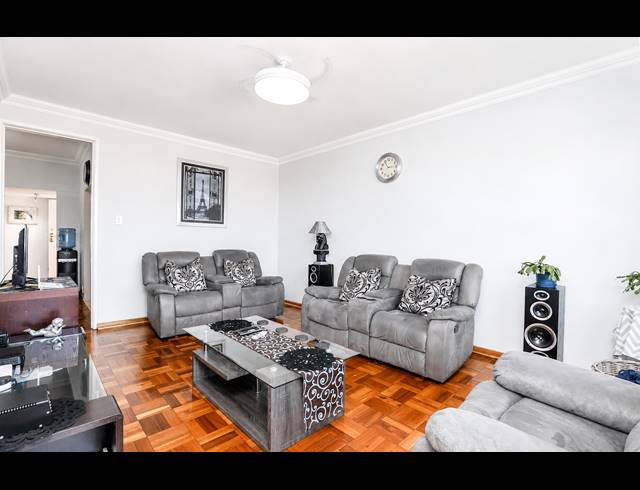 3.5 BEDROOM APARTMENT FOR SALE IN GLENWOOD